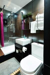 曼彻斯特露诗派得公寓的浴室配有卫生间、盥洗盆和淋浴。