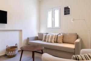 斯塔罗斯Marianthi's Home的带沙发和窗户的客厅