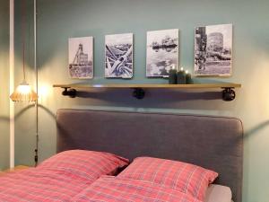 奥伯豪森Komfortquartier的卧室配有一张床,墙上设有架子