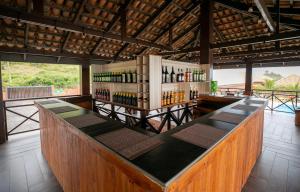WinnebaMankoview Beach Resort的酒吧提供许多瓶装葡萄酒
