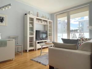 米兹多洛杰Apartment Platinum的带沙发和电视的客厅