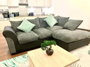 梅德斯通Captivating 2-Bed Apartment in Maidstone的客厅配有沙发和桌子