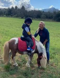 JouquesSéjour à la ferme的骑马的女人和孩子
