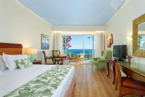 拉卡尼亚泰拉索温泉度假&中庭名誉别墅酒店的一间卧室配有一张床和一张书桌及电视