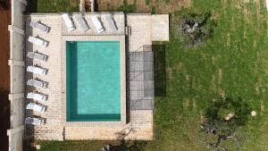 法萨诺Casale degli Ulivi by Apulia Hospitality的享有庭院游泳池的顶部景色