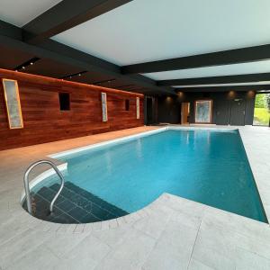 迪南卡斯特德蓬莱斯酒店的一座大游泳池