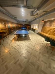 伯明翰Vitality Hotels的一个带椅子的房间里一张乒乓球桌