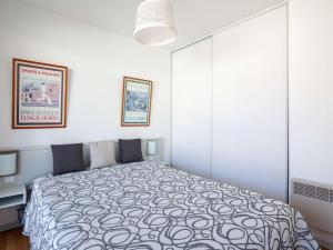 昂代Appartement Hendaye, 2 pièces, 6 personnes - FR-1-2-285的白色卧室配有大床