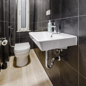 库姆巴赫Old Town Center Apartments的浴室配有白色水槽和卫生间。