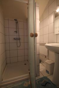 Bétoncourt-les-MénétriersGîte Ai Ouillotte的带淋浴和盥洗盆的小浴室