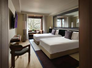 伦敦伦敦夏利酒店的酒店客房设有两张床和窗户。