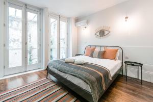 波尔图GuestReady - Bourse Maison的一间卧室配有带橙色枕头的床