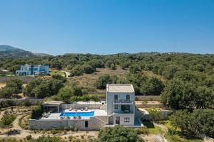 GállosLuxury Cretan Villas with private pools的享有带游泳池的房屋的空中景致