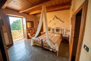 卡斯特罗维拉里玛洛格里奥农家乐的一间卧室配有一张带蚊帐的床