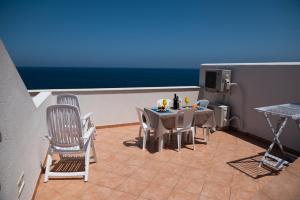 马里迪莫La terrazza del sole “ apartments “的一个带桌椅的海景阳台
