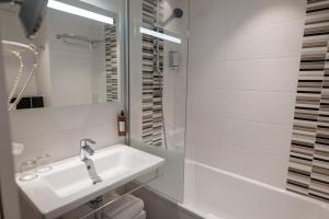 瓦讷贝斯特韦斯特优选勒卢弗凡斯波德梅酒店的白色的浴室设有水槽和淋浴。