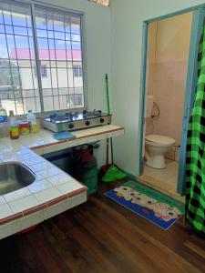 昆达桑MAK Homstay Room的一间带水槽和卫生间的浴室