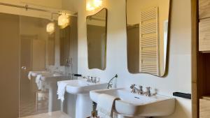 法萨诺Masseria Celeste的浴室设有3个水槽和2面镜子