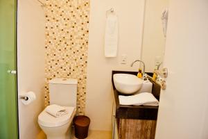 邦比尼亚斯波拉波拉旅馆的一间带水槽和卫生间的浴室