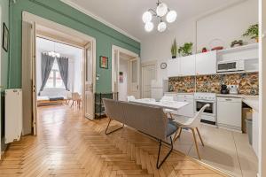 布达佩斯Downtown Rooms Wesselenyi的一间厨房,里面配有桌椅