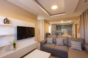 RamotswaKgaba Villas的带沙发和平面电视的客厅