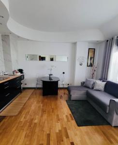 米兰San Siro Terrace Attic Apartment Milano的客厅配有沙发和桌子