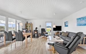 斯文堡Gorgeous Home In Svendborg With Wifi的客厅配有沙发和桌子