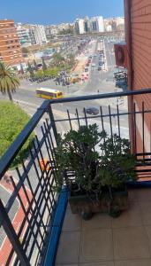 瓦伦西亚Apartamento centrico familiar en Valencia( Frente Estacion Ave ,Joaquin Sorolla)的阳台享有城市街道的景致。