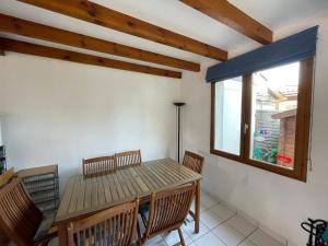 卡布勒通Villa Capbreton, 4 pièces, 6 personnes - FR-1-413-114的一间带木桌和椅子的用餐室