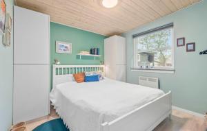 埃斯比约2 Bedroom Beautiful Home In Esbjerg V的卧室配有白色的床和窗户。