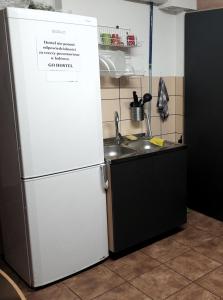 罗兹GO Hostel Rewolucji的厨房配有白色冰箱,设有水槽