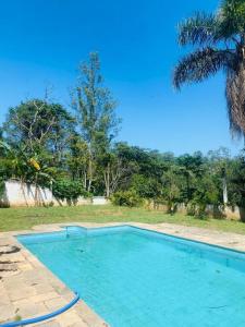 恩布Chácara com Piscina e Amplo Quintal的院子里的大型蓝色游泳池