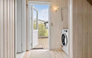 Jægerspris1 Bedroom Stunning Home In Jgerspris的通往带洗衣机的洗衣房的开放式门
