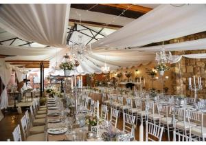 富里斯堡Moolmanshoek Private Game Reserve的宴会厅配有白色的桌椅和吊灯