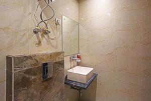 新德里The Rose Manor By Iconic Delhi International Airport的一间带水槽和淋浴的浴室