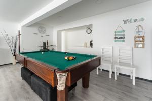 加亚新城GuestReady - Amazing holiday home near the beach的台球室,内设台球桌