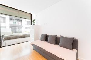 加亚新城GuestReady - Amazing Modern home near the beach的带沙发和玻璃墙的客厅