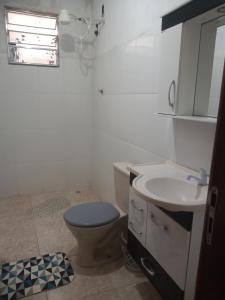 马卡埃Residencial Barbosa - Apto 302的一间带卫生间和水槽的浴室