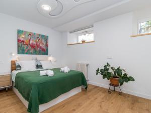 桑坦德Espectacular apartamento en el Sardinero的一间卧室配有一张带绿毯的床