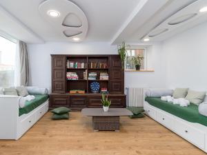 桑坦德Espectacular apartamento en el Sardinero的客厅配有两张沙发和一张桌子