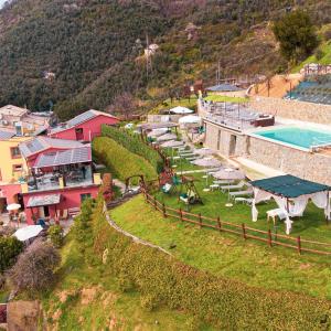 莱万托Angiolina's Farm的山丘上的度假村,设有游泳池和建筑