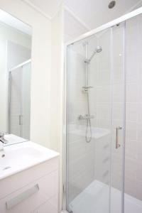 克里夫Braidhaugh Holiday Lodge and Glamping Park的带淋浴和盥洗盆的白色浴室