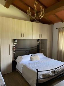 卡斯蒂里昂纳·德拉佩Agriturismo La Luciana的一间卧室配有一张带吊灯的大床