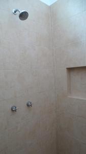 El DesengañoSunset的浴室内配有淋浴和头顶淋浴