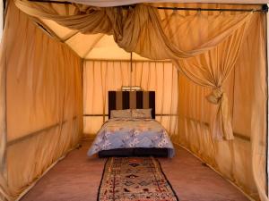 马拉喀什la casa de othmane的帐篷内一间卧室,配有一张床