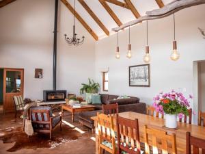 斯坦福Vineyard Cottage的客厅配有沙发和桌子