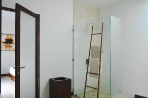 坎古Villa Umalas的玻璃隔板,在房间中用梯子