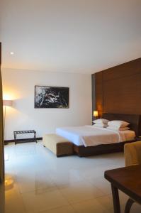 坎古Villa Umalas的酒店客房,配有床、桌子和桌子。