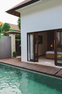 坎古Villa Umalas的卧室旁带游泳池的房子