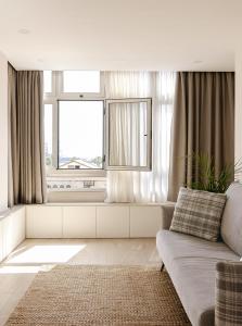 大加那利岛拉斯帕尔马斯Las Canteras con Alma的带沙发和窗户的客厅